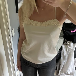 Satinlinne - Satinlinne med jättefin rygg från bikbok