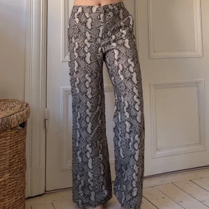 Vida byxor med ormmönster - Högmidjade luftiga byxor som är perfekta nu till sommaren! Grås/svart/beiges ormmönster