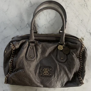 Guess mini bag  - Liten handväska från Guess. Superfin och perfekt! Kom privat för bilder på fler små defekter 🫶🏽