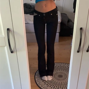 Lågmidjade jeans  - Säljer dessa supersnygga lågmidjade jeans pågrund av att dom inte kommer till användning. Använda typ 2 gånger så väldigt bra skick! 