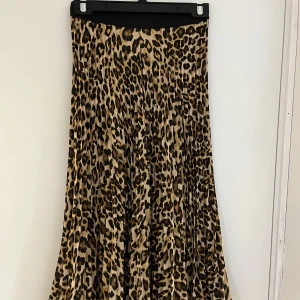Långkjol - Leopard mönstrad långkjol från hm i storlek XS. Säljer pga kommer inte till någon användning. 