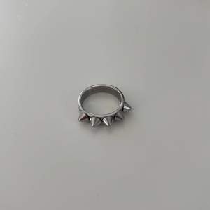 Populär ring från Eddblad, knappt använd och ser ut precis som ny! nypris 349kr 💕