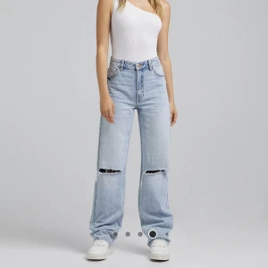 Bershka jeans - High Waits straight jeans från bershka Stl 38 säljes pga blivit förstora för mig Knappt använda Bild från hemsida