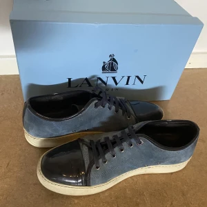 Lanvin skor - Hej, säljer nu mina ljusblå Lanvins i storlek 43/44. Skorna är i använt men helt okej skick. Sulorna är lite gulaktiga.