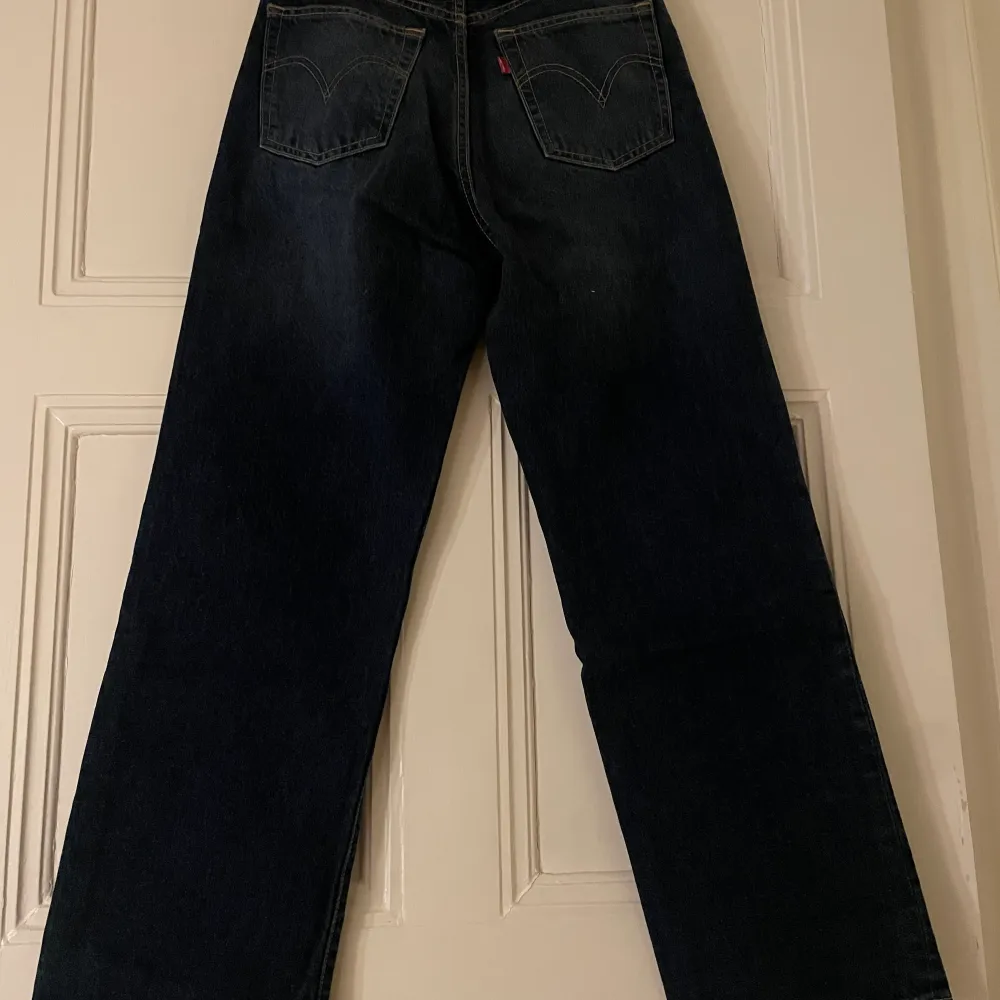 Oanvända jeans från Levis, strl:27. Hög midja. Säljes då de visade sig vara för små.. Farkut & Housut.
