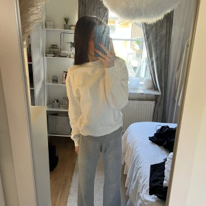 Sweatshirt - Vit sweatshirt från Cubus i storlek XS. Fint skick!⚡️