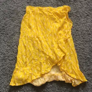 Denna kjol köpte jag för två år sedan på h&m! Nu passar den inte mig längre och den behöver ett nytt hem. Pris kan diskuteras💖