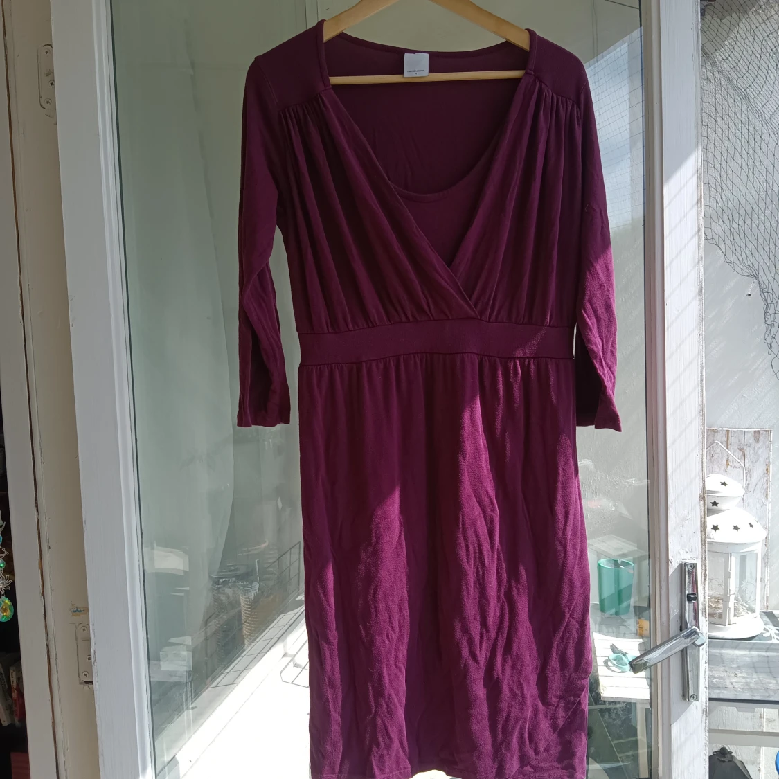 Lila klänning med urrigning