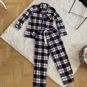 Fint Pyjamasset från twilfit köpt för ungefär ett år sen och inte använda särskilt många gånger. Storlek xs men är liten i storleken!❤️nypris är runt 550kr/styck❤️ säljer för 200kr för hela Pyjamassetet