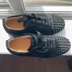 Ett par louboutin skor svarta - Det här paret har växt ur mig efter 2 veckor sen. Dom är nästan oanvända och inga skrapor osv. Jag säljer dom för sex tusen det går att pruta
