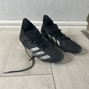 Adidas predators  - Hej jag säljer mina fotbollsskor för jag inte spelar längre. Använda några gånger. Ny pris ligger på 900 kr.