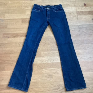 Low waist jeans - Säljer dessa low waist bootcut jeans då de tyvärr är för små för mig. Midjemått 36, innerbens längd 82