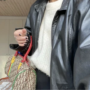 Skinnjacka - Skinnjacka i äkta skinn. Står ingen storlek men skulle säga att den är som en L. Lite sliten på baksidan av jackan, se sista bilden