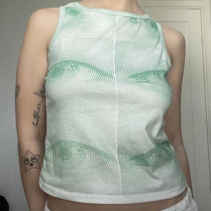 Graphic tee - Säljer nu en av mina all time favorite toppar! Storlek S men den är töjbar så passar även M❤️