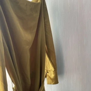 Klänning  - Klänning i stl 40/42 . Kommer från rök och djurfritt hem.  Tyvärr för liten för mig 