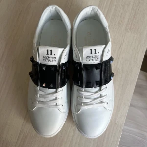 Valentino rockstud garavani open leather - Köpte dessa valentino garavani skor på plick och de är helt nya. I storlek 40 men passar 38/39 bättre. Är  osäker äkthet. Pris kan diskuteras! Kom privat för fler bilder😁