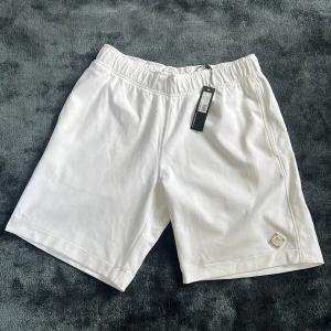 Vita shorts - J.Lindeberg  - Vita fräscha shorts i en sportigare modell. Shortsen är oanvända med lappen kvar, Skick 10/10. Nypris på shortsen är 1400kr. Skriv till mig vid minsta fundering kring produkten eller priset. 