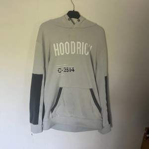 säljer denna hoodrich hoodie åt min kille i storlek L. Skick: 9/10 sällan använd.