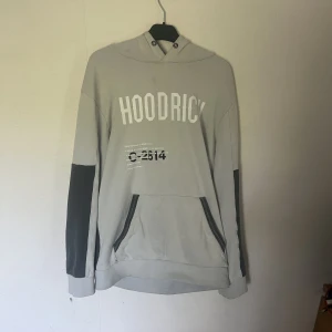 hoodrich hoodie - säljer denna hoodrich hoodie åt min kille i storlek L. Skick: 9/10 sällan använd.