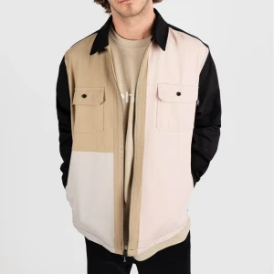 HUF jacka/overshirt  - Jacka/overshirt från HUF med lite colorblocking. Säljer pga det var en present som jag inte riktigt behövde.  Nypris 1700  Jag är 175 cm och 65 kg.