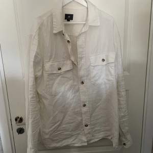 Oversized vit skjorta perfekt för en vintage stil outfit. Använd två gånger, i ny skick. 