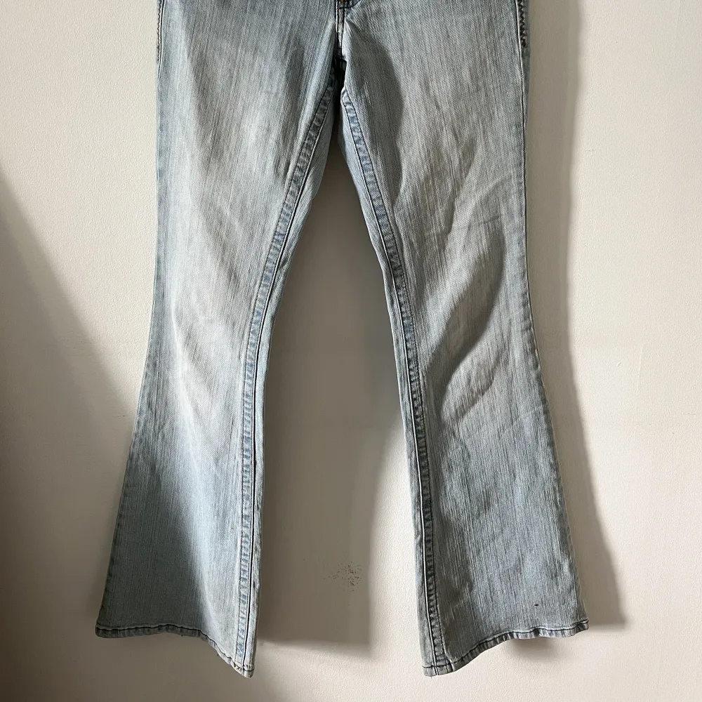 Svinsnygga jeans från märket L.e.i. Bra skick. Midjemått rakt över 38, innerbenslängd 84. Jeans & Byxor.