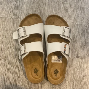 Birkenstock liknade tofflor - Köpta för 200kr, använde de 1 gång eftersom ja köpte en storlek mindre och de var för små, nu säljer jag dessa för ja har köpt rätt storlek. 