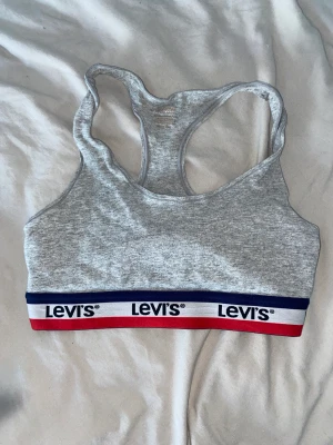 Levis topp - Fin topp/träningsbh. Bara märket i nacken som försvunnit annars jätte fin i skicket!