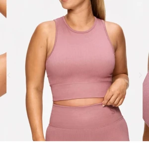 Stronger sett med topp och byxa - Helt nytt!! Inte ens packat upp det ur förpackning. Rosa skit snyggt sett! Älskar färgen! Toppen är storlek l och byxorna är storlek m.  Seamless🌸