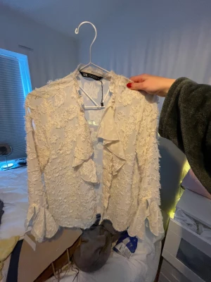 Fin blus från zara - Använd 2 gånger, jätte fin men kommer inte till användning ❤️