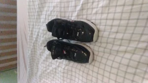 Fila skor  - Jättefna skor  Knappt använda Tyvärr är det pyttesmå märken på ena skon detta blev efter jag fastnat med foten i ett staket , se bild . Därav det billga priset . Annars är dom hur fräscha som helst 