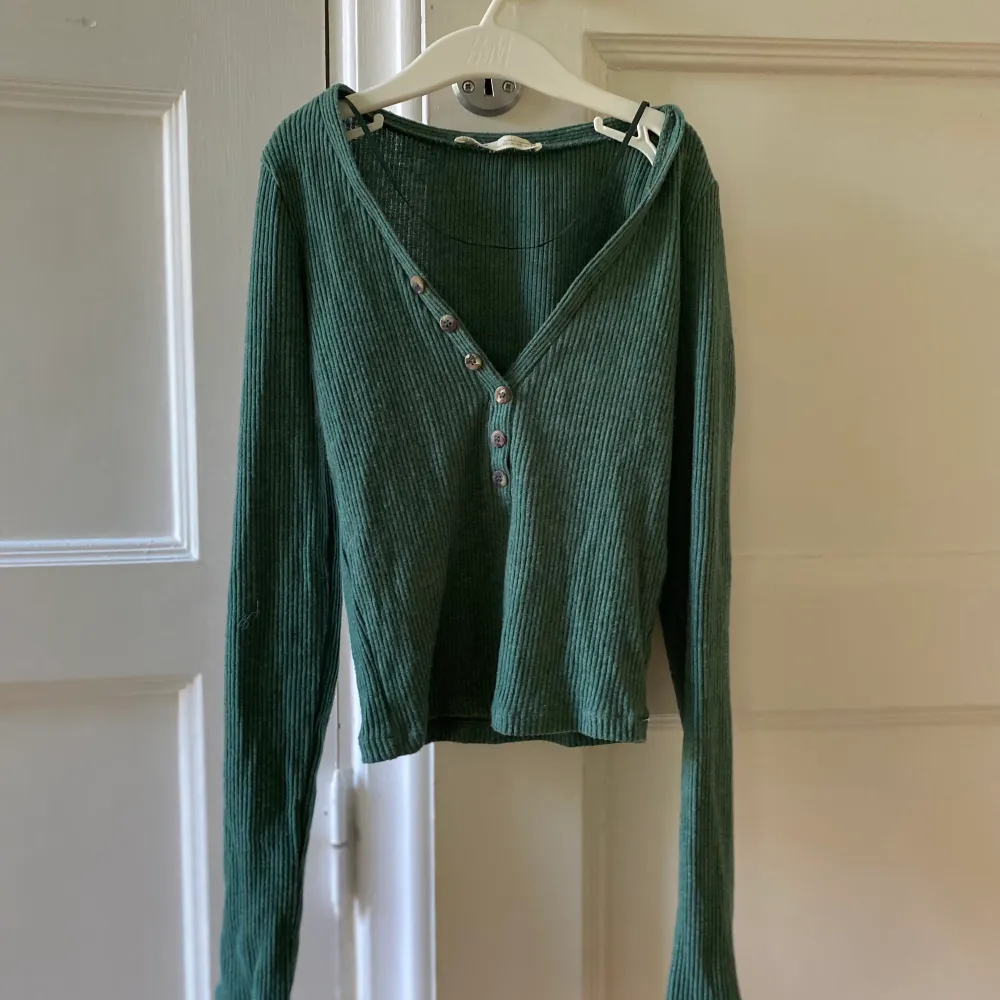 Säljer en grön långärmad tröja från pull and bear i storlek xs, säljer på grund av att den är för liten. Använd en gång och är i väldigt bra skick, som ny. Köparen står för frakt!. Tröjor & Koftor.
