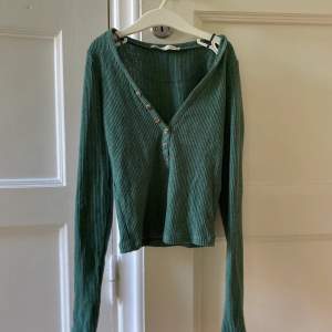 Säljer en grön långärmad tröja från pull and bear i storlek xs, säljer på grund av att den är för liten. Använd en gång och är i väldigt bra skick, som ny. Köparen står för frakt!