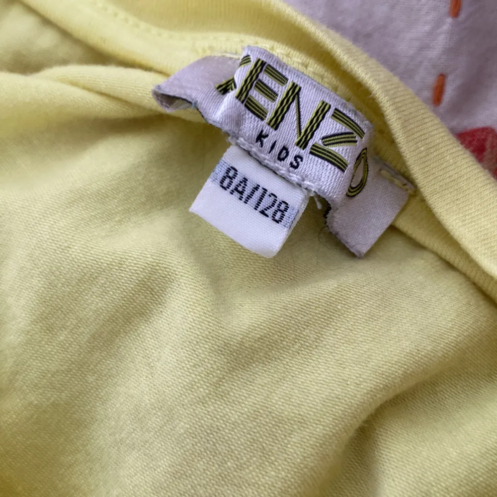 Gullig gul kenzo blus för barn med puffiga armar. . Blusar.