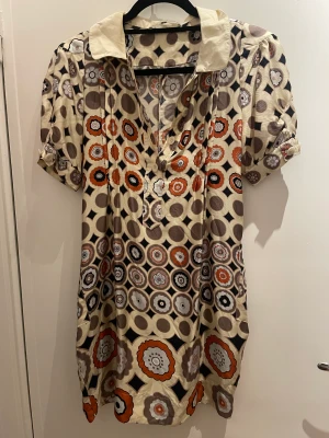 See by Chloé Vintage klänning  - See by Chloé vintage miniklänning i storlek 1 US (xs) i silke. Vintage i begagnat men fint skick. I siden.