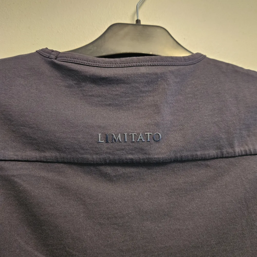 En limitato t-shirt riocam Köpte den av en annan kille men allt og följde med, nypris 1800kr. T-shirts.