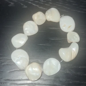 Det är ett jätte fint sten armband eller fot armbant. Du kan andvända den som armband eller för foten - Jätte bra material. Funkar på armen och foten