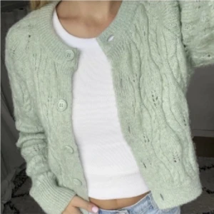 Grön kofta från Zara - Grön kofta från zara, storlek L men passar även mindre🤍 lånad bild