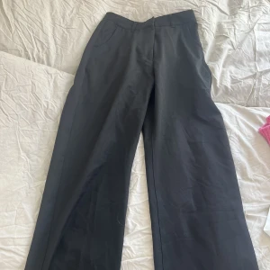 Kostymbyxor - Svarta kostymbyxor från madlady. Använda en gång. Storlek 32 längd 28. 350kr