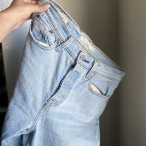 Levis strl 26 - Säljer mina Levisjeans som är i mycket bra skick men tyvärr lite för små för mig 😊 Dom är i modell ”wedgie straight” i storlek 26 (motsvarar en S). High waist. Nypris 1000kr. 