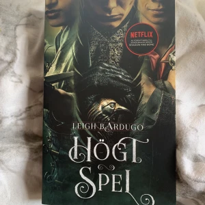 Bok Högt Spel - Boken ”Högt Spel” av Leigh Bardugo. Jätte fint skick och köpt på Akademibokhandeln för 100kr. Kan mötas upp i Borås