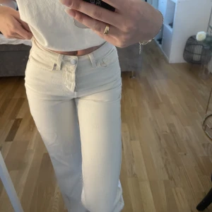 Vita/ljusbeiga jeans från Bikbok - Har litet märke på ena bakfickan, jätteljus beige färg inga andra fel och är i väldigt bra skick, fråga gärna om fler bilder!😇💞