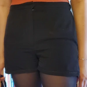 Svarta shorts  - Shorts i ett tunt "kostymbyx" material. Söta pch enkla och passar till allt! Köparen står för frakt 