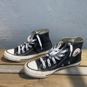 Svarta converse - Klassiska converse i strl 36! Använda ett fåtal gånger.