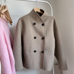 Arket jacka  - Använd 2 gånger ute så den är så gott som ny☺️köpt för ca 2500kr tror jag om inte mer🥲 men använder ej tyvärr 