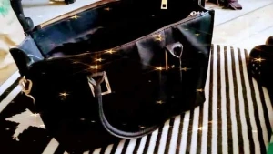 Väska nya skor jacka snygg ny  - Snygga skor 42 41 ev. Oanvända 400/ kr vill ja el bud? Fin jacka dyr i nypris kedjor på o mjuk som sammet dmsupervfin på  L XL stor luftig fin figursydd på denna stl väska svart med guld kedjor på varje sida av väskan super fin nyskick weekend bag 