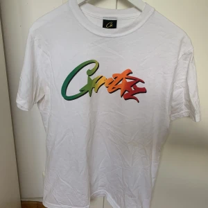 Corteiz carnival t-shirt - Säljer min corteiz T-shirt då den var för liten för mig. Beställde den i höst men endast använt den 2 gånger sen dess. Medföljer även klistermärke