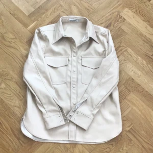 Läderjacka  - Läderjacka  som är beige från Carin Wester aldrig använt och i väldigt fint skick ❤️