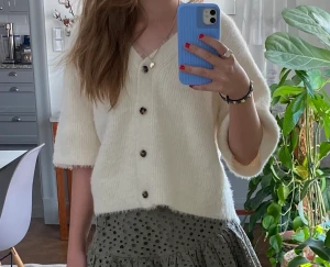 & Other Stories Kofta  - Lägger upp annonsen igen eftersom den fortfarande är kvar! Helt ny och använd kanske 2-3 ggr! Men säljer för att den är för stor. Nypris 790 kr. Mitt pris 680kr! Frakt ingår. Pris kan diskuteras💘 Slutsåld så finns inte att köpa längre!!