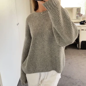 Tröja - Stickadtröja som inte kommer till användning längre. Knappt använde och är i superbra skick. 